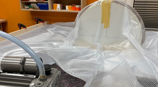 Vakuumsack - Schichtenpaket in den Sack schieben und pressen